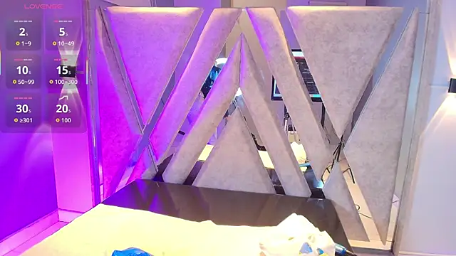 Annie9  online show from November 17, 2025, 9:20 pm