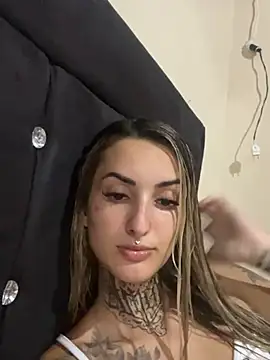 hotskinny1 online show from February 15, 2025, 11:36 pm