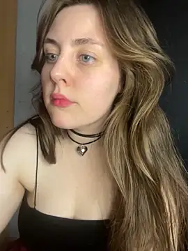 Snapshot of Topvi_ chatting on February 26, 2025, 8:11 pm Topvi online show from February 26, 2025, 8:11 pm