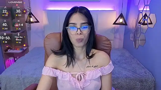 AlessiaVal  online show from October 13, 2025, 3:45 pm