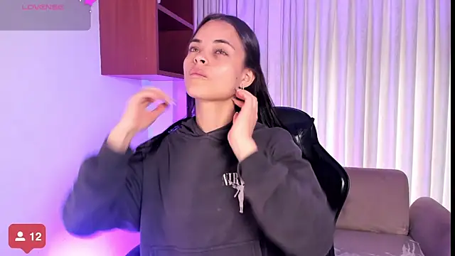 HannaRhodes online show from November 6, 2025, 2:18 pm