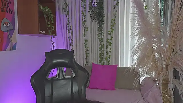 HannaRhodes online show from April 6, 2026, 3:13 pm