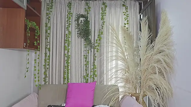 HannaRhodes online show from April 8, 2026, 3:23 pm