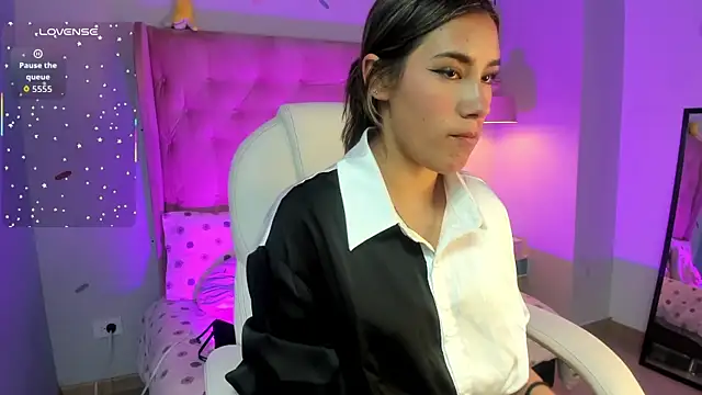  Sophie  miller online show from November 18, 2025, 7:07 pm