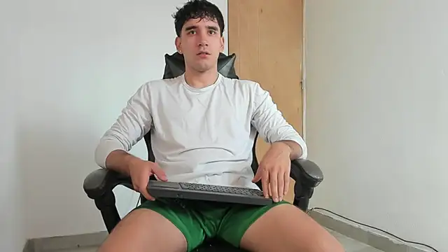 leo030809 online show from May 18, 2026, 7:20 pm