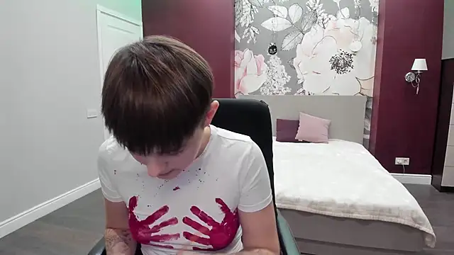 EmiliaYours online show from October 31, 2025, 4:30 pm