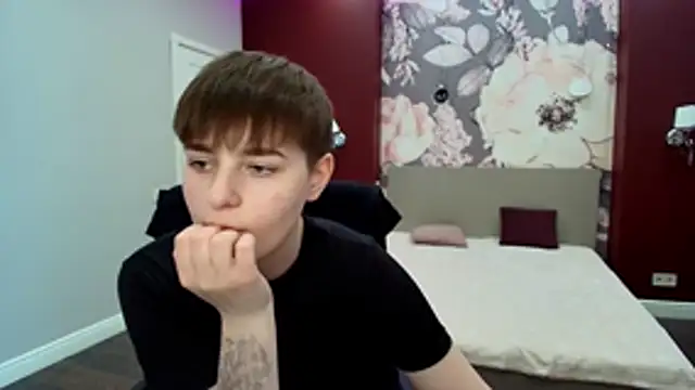 EmiliaYours online show from April 25, 2026, 1:41 pm