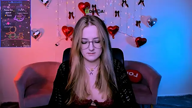 Snapshot of luna_berryy chatting on February 24, 2026, 8:18 pm luna berryy online show from February 24, 2026, 8:18 pm