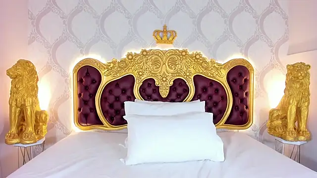 KendralHolson online show from October 4, 2025, 4:32 am