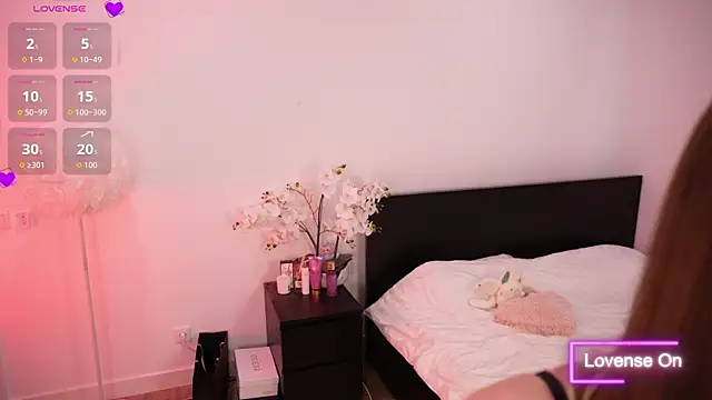 Lilly Colins online show from September 24, 2025, 4:43 pm