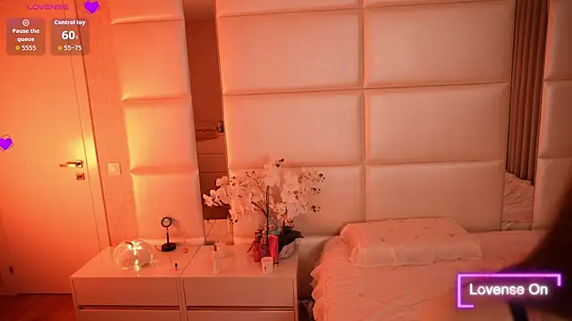 Lilly Colins online show from October 23, 2025, 6:50 pm