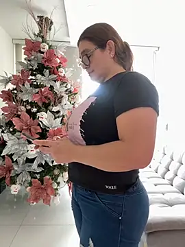 AntonellaAlondra4 online show from December 2, 2025, 3:29 pm