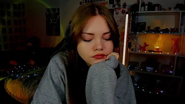 AkiraKatsu online show from April 18, 2026, 10:08 am