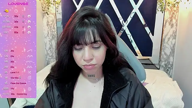 Snapshot of Violet_m chatting on December 11, 2024, 12:33 am Violet m online show from December 11, 2024, 12:33 am