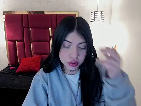 Snapshot of Violet_m chatting on October 28, 2025, 12:19 pm Violet m online show from October 28, 2025, 12:19 pm