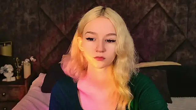 Snapshot of NaomiLoys chatting on November 8, 2025, 10:37 am NaomiLoys online show from November 8, 2025, 10:37 am