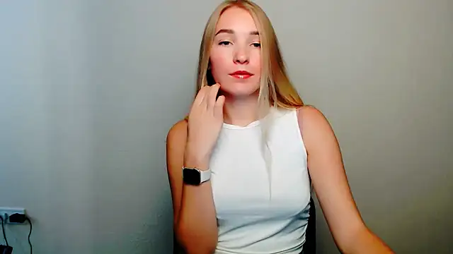 Snapshot of Queen_ofLove chatting on October 10, 2025, 1:21 pm Queen ofLove online show from October 10, 2025, 1:21 pm