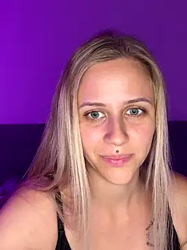 lunawolf21 online show from October 9, 2025, 6:39 pm