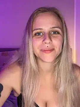 lunawolf21 online show from October 21, 2025, 6:52 pm