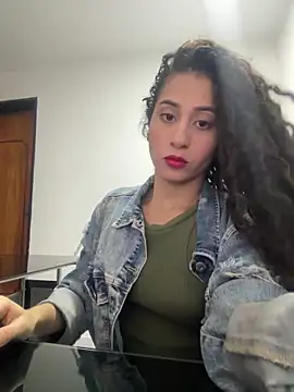 Snapshot of bella_ponce1 chatting on February 11, 2025, 4:56 pm bella ponce1 online show from February 11, 2025, 4:56 pm