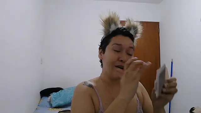 luxandracon23 online show from February 4, 2026, 7:20 pm