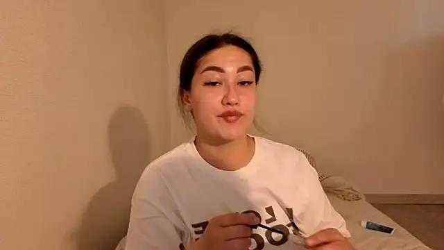 Snapshot of Aria_Blisss chatting on May 28, 2026, 1:25 am Aria Blisss online show from May 28, 2026, 1:25 am