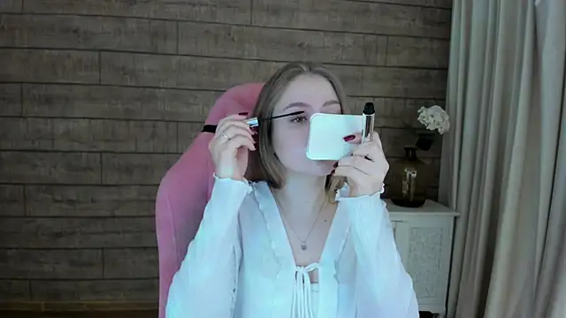 SelinSwarovski online show from October 6, 2025, 4:15 pm