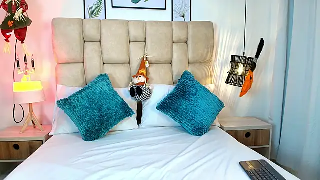 AdharaSmithh online show from October 29, 2025, 7:48 pm