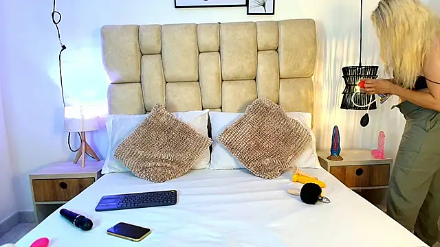 AdharaSmithh online show from November 18, 2025, 7:18 pm