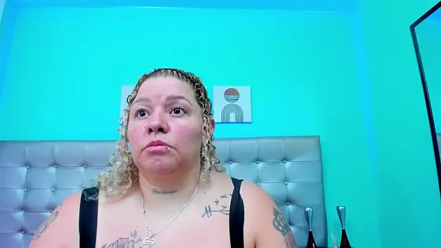 Snapshot of selena_castillo chatting on February 7, 2025, 1:15 am selena castillo online show from February 7, 2025, 1:15 am