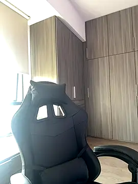 SophieRaily  online show from October 17, 2025, 7:05 pm