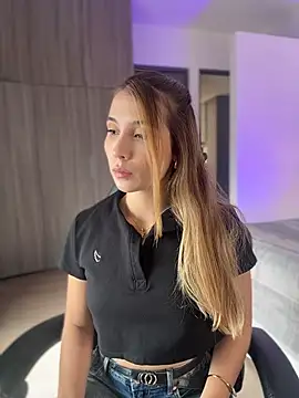 SophieRaily  online show from December 18, 2025, 4:35 pm