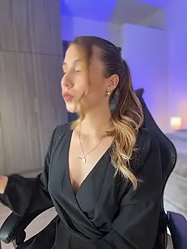 SophieRaily  online show from January 9, 2026, 8:43 pm