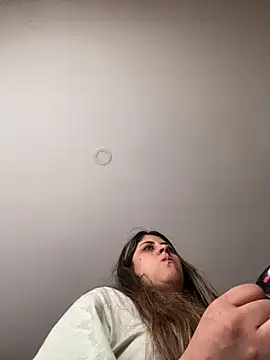 girl anni online show from October 18, 2025, 1:23 pm