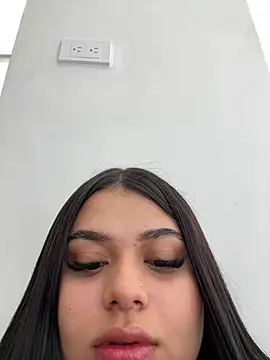 alissonfernandez  online show from January 16, 2025, 5:55 pm