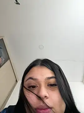 alissonfernandez  online show from February 23, 2025, 1:42 pm