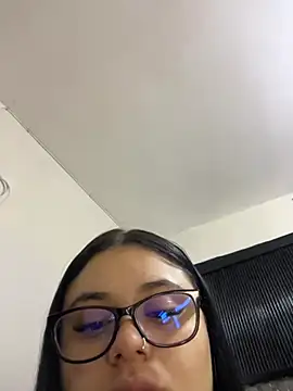 Snapshot of alissonfernandez_ chatting on May 6, 2026, 11:15 am alissonfernandez online show from May 6, 2026, 11:15 am