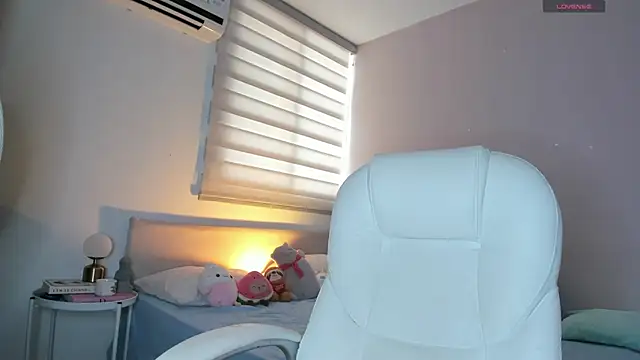 Snapshot of Ninamirley chatting on February 19, 2026, 7:54 pm Ninamirley online show from February 19, 2026, 7:54 pm