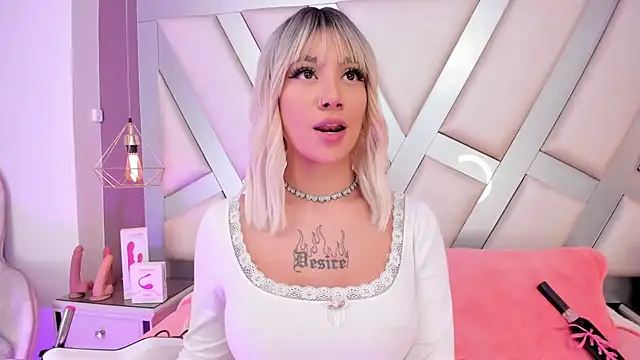 MadissonRey online show from December 21, 2025, 2:13 pm