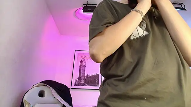 Snapshot of Theia_moon chatting on December 28, 2024, 12:35 pm Theia moon online show from December 28, 2024, 12:35 pm