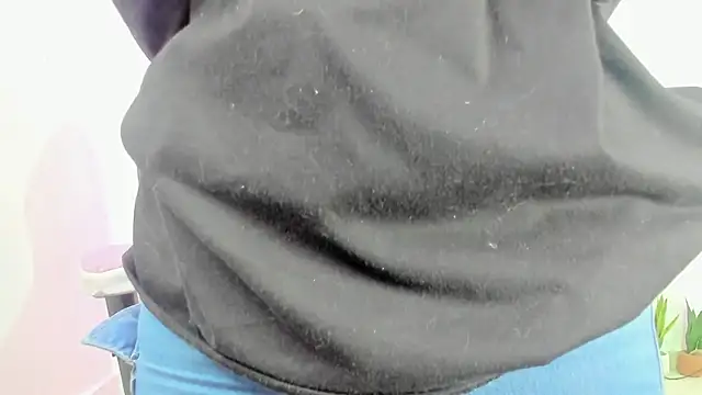 Snapshot of Theia_moon chatting on March 4, 2025, 12:33 pm Theia moon online show from March 4, 2025, 12:33 pm