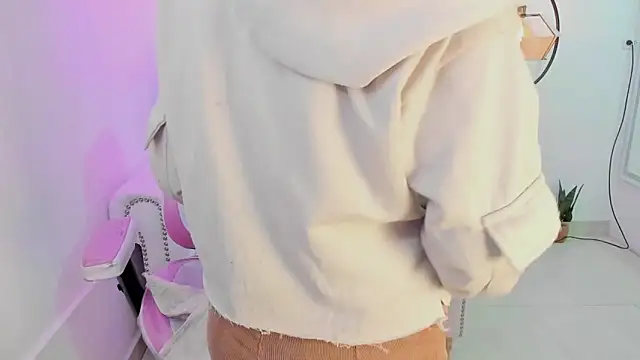 Snapshot of Theia_moon chatting on March 5, 2025, 12:33 pm Theia moon online show from March 5, 2025, 12:33 pm