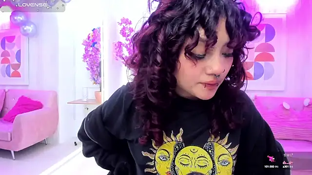 Snapshot of Theia_moon chatting on September 14, 2025, 5:28 am Theia moon online show from September 14, 2025, 5:28 am