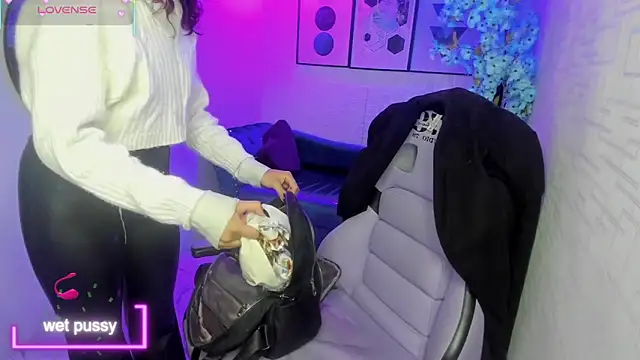 Snapshot of Theia_moon chatting on September 30, 2025, 12:43 pm Theia moon online show from September 30, 2025, 12:43 pm