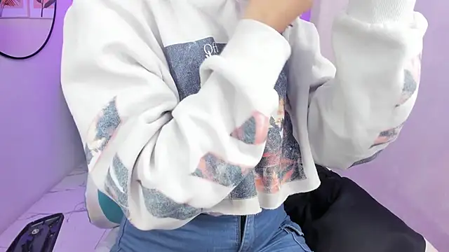 Snapshot of Theia_moon chatting on October 13, 2025, 1:11 pm Theia moon online show from October 13, 2025, 1:11 pm