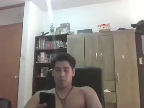 estudiante69 online show from March 2, 2025, 8:07 pm