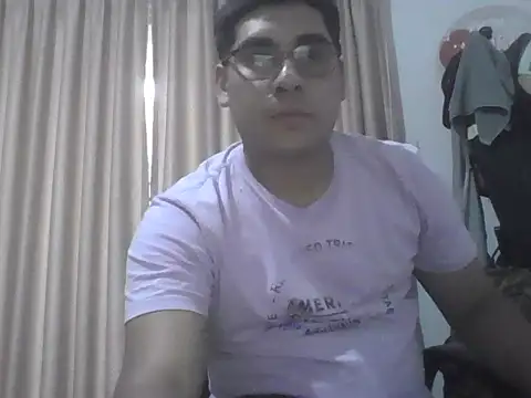 estudiante69 online show from October 13, 2025, 10:54 pm