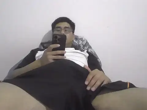 estudiante69 online show from October 26, 2025, 5:35 am