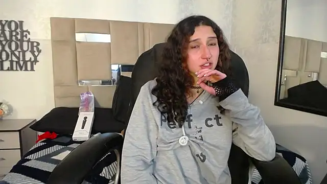 Snapshot of Queenjenn__ chatting on December 26, 2024, 4:47 pm Queenjenn online show from December 26, 2024, 4:47 pm