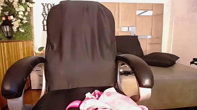 Snapshot of Queenjenn__ chatting on December 31, 2024, 5:07 pm Queenjenn online show from December 31, 2024, 5:07 pm